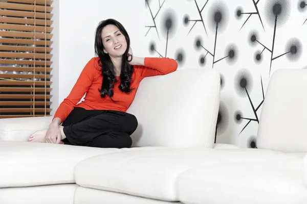 Frau entspannt sich auf ihrem Sofa — Stockfoto
