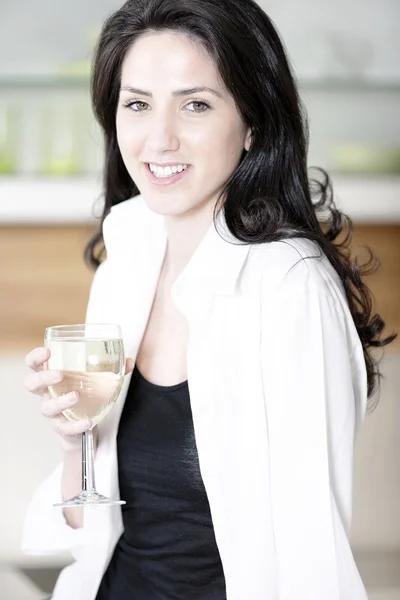 Femme dégustant un verre de vin — Photo