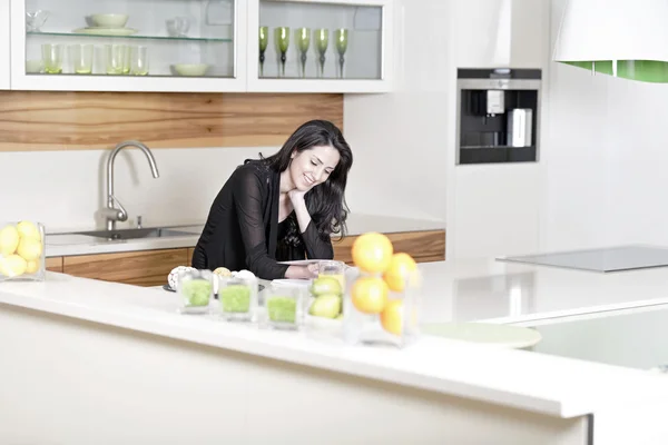 Woman reading recipe book — Stock Photo, Image