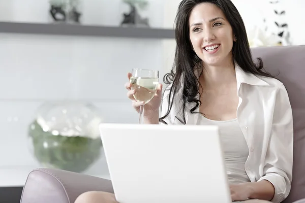 Mulher usando seu laptop em casa — Fotografia de Stock