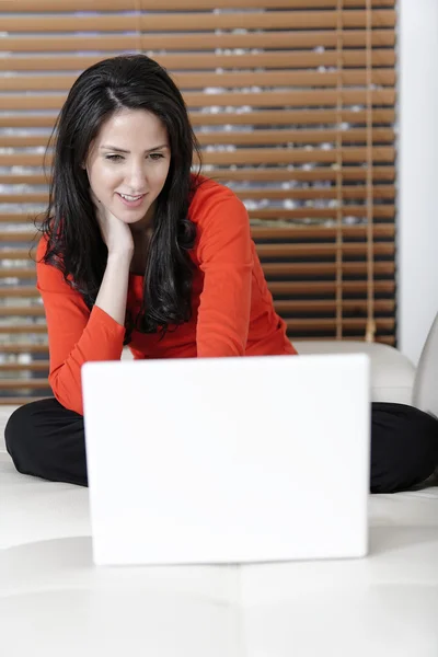 Woman using her laptop at home — Stock Photo, Image