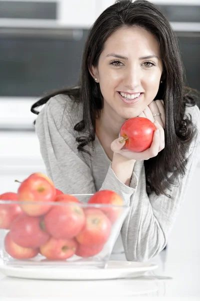 Frau hält einen Apfel in der Hand — Stockfoto