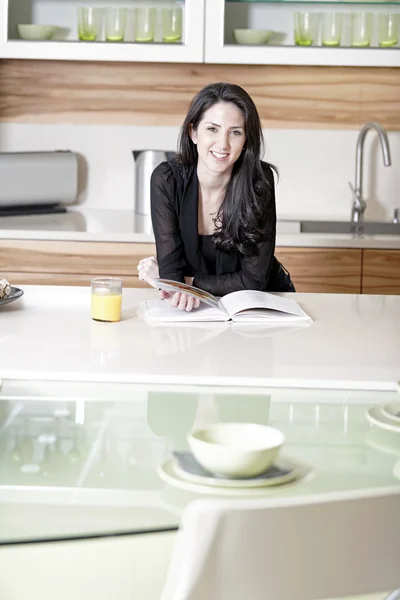 Mujer leyendo libro de recetas —  Fotos de Stock