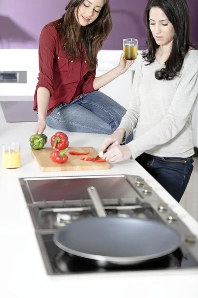 Dos amigos preparando comida —  Fotos de Stock