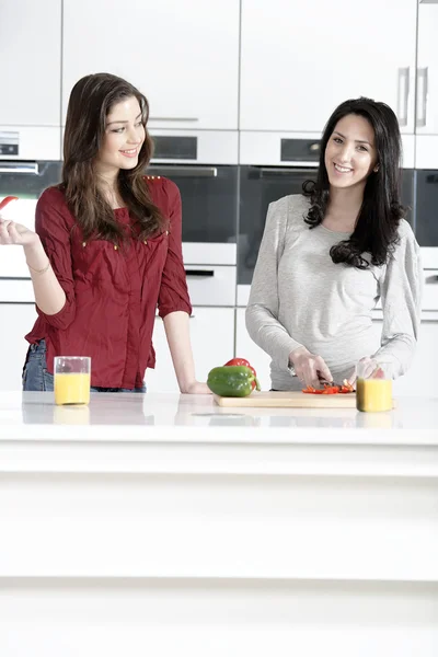 Dois amigos preparando comida — Fotografia de Stock