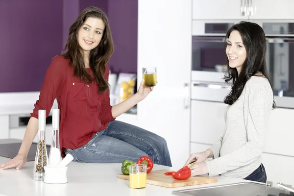 Dos amigos preparando comida —  Fotos de Stock