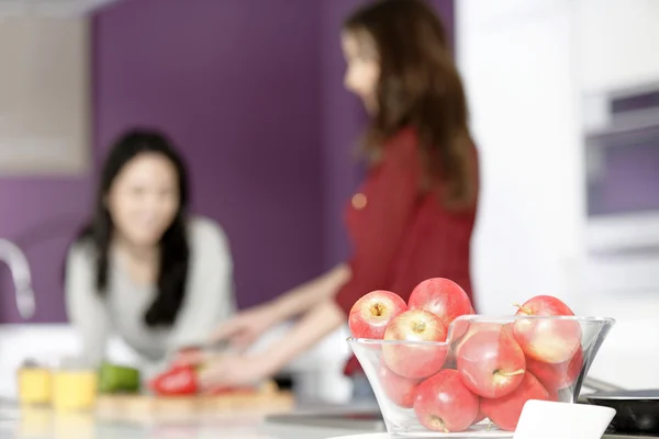 Dois amigos preparando comida — Fotografia de Stock