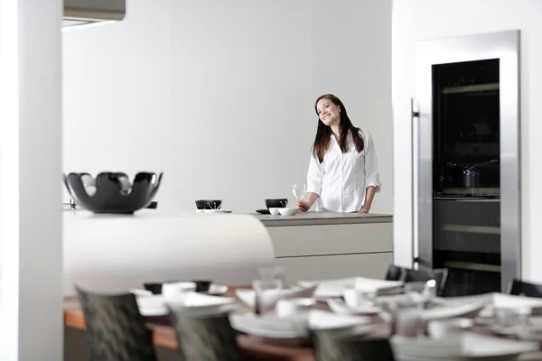 Mulher em sua cozinha elegante — Fotografia de Stock