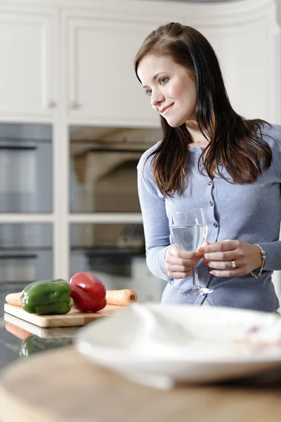 Woman preparing a meal in the kitchen — Stock Photo, Image