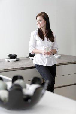 kadın onun şık mutfak