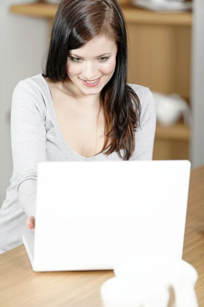 Vrouw met behulp van haar laptop thuis — Stockfoto