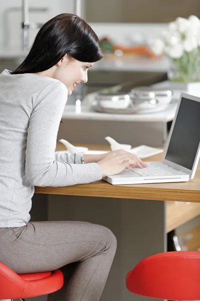 Frau benutzt ihren Laptop zu Hause — Stockfoto