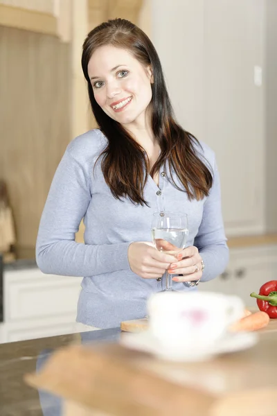 Donna che prepara un pasto in cucina — Foto Stock