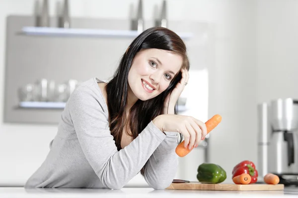 Frau in einer weißen Küche — Stockfoto