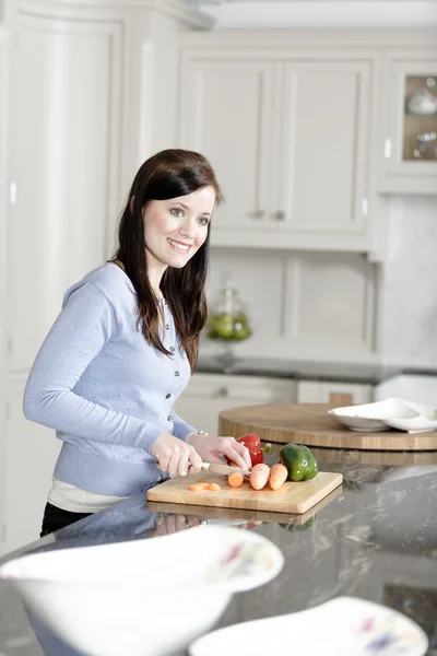 Vrouw voorbereiding van een maaltijd in de keuken — Stockfoto