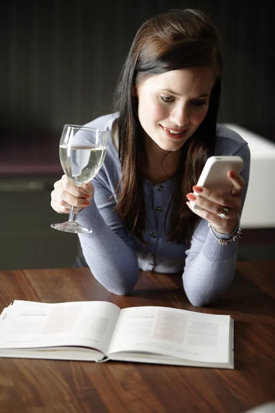 Kvinna textning på sin telefon — Stockfoto