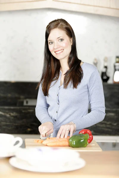 Femme préparant un repas dans la cuisine — Photo
