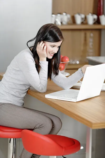 Mulher usando seu laptop em casa — Fotografia de Stock