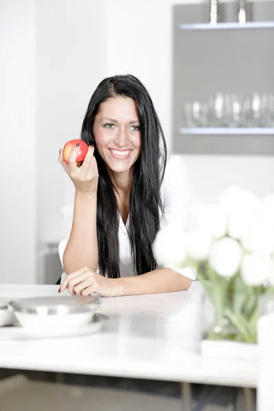 Frau isst einen Apfel — Stockfoto