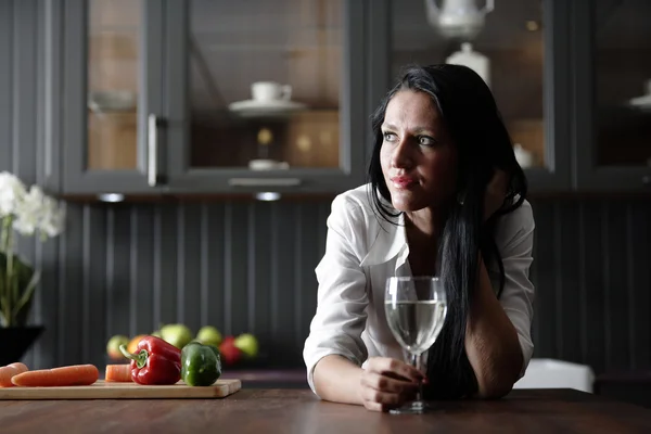 Mulher em sua cozinha elegante — Fotografia de Stock