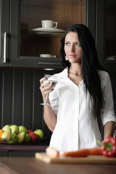 Mulher em sua cozinha elegante — Fotografia de Stock