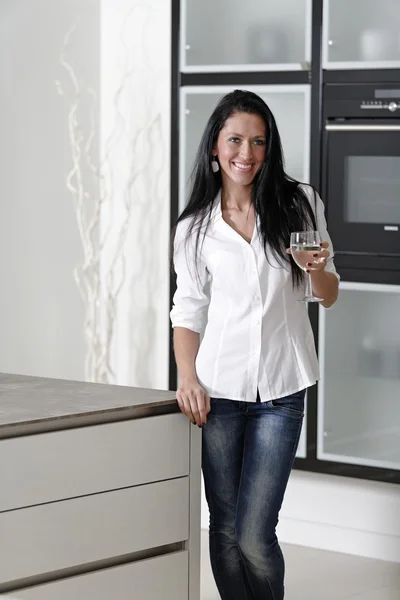 Mulher em sua cozinha elegante — Fotografia de Stock