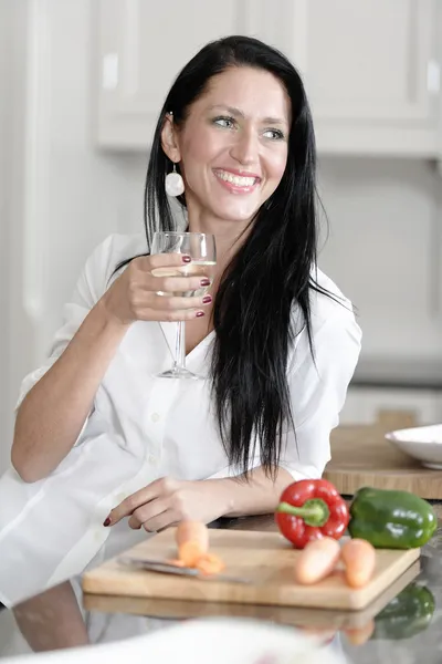 Kvinna förbereda en måltid i köket — Stockfoto