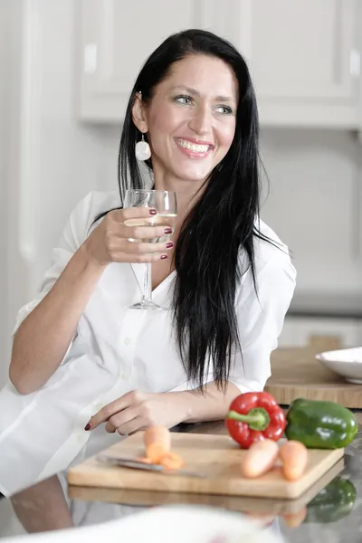 Frau bereitet in der Küche eine Mahlzeit zu — Stockfoto