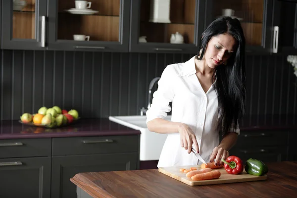 Donna che taglia verdure fresche — Foto Stock
