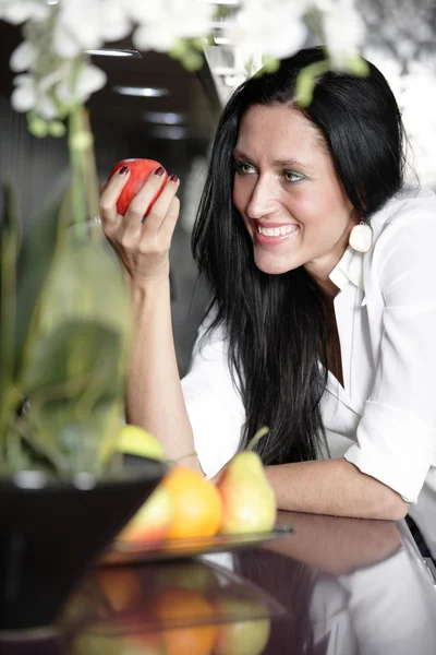 Vrouw die een appel eet — Stockfoto