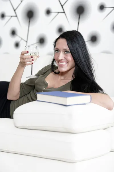 Mulher relaxante com um livro e vinho — Fotografia de Stock