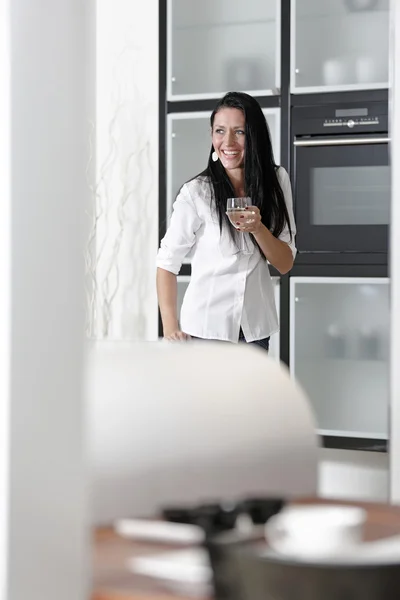 Žena ve své stylové kuchyni — Stock fotografie