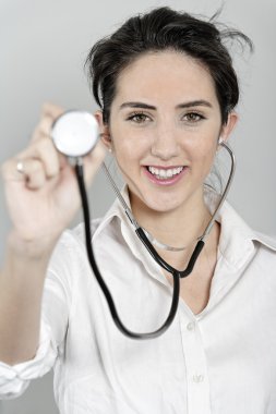kadın doktor steteskop kullanarak