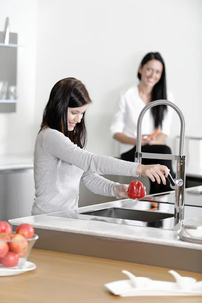 Zwei Freunde kochen zusammen — Stockfoto