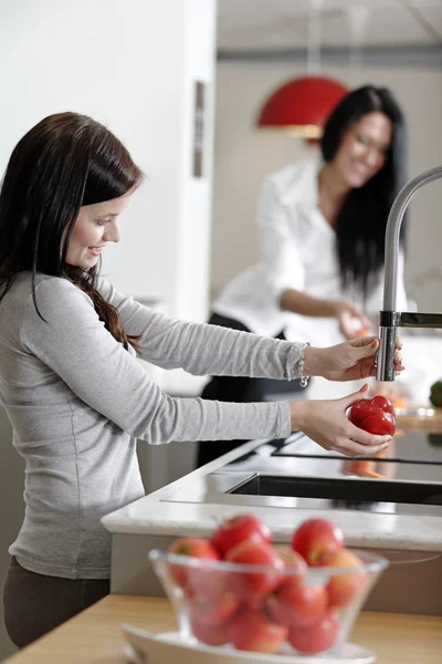 Två vänner matlagning tillsammans — Stockfoto