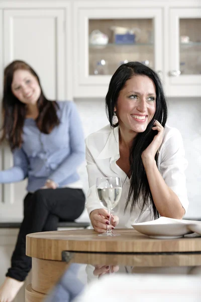 Dois amigos relaxando na cozinha — Fotografia de Stock