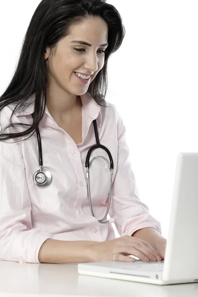 Arts werkzaam op haar laptop — Stockfoto