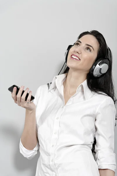 Frau hört Musik auf Handy — Stockfoto