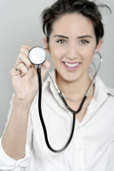 Médecin féminin utilisant un stéthoscope — Photo