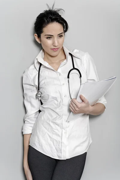 Femme médecin avec stéthoscope — Photo