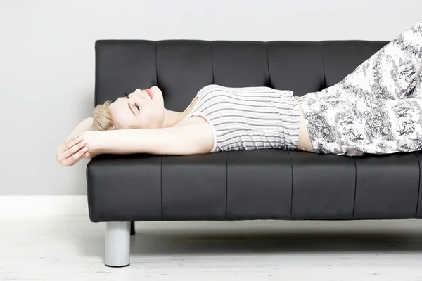 Frau auf Sofa liegend — Stockfoto