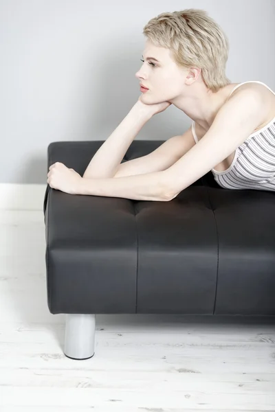Kvinna liggande på soffan — Stockfoto