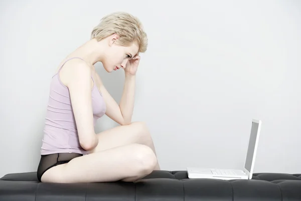 Kvinna som använder laptop hemma — Stockfoto