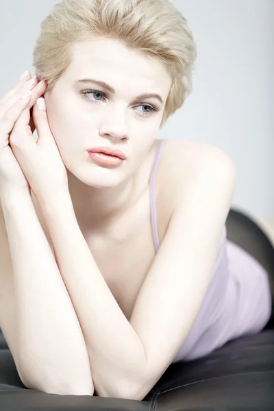 Woman lying on sofa — Stock Photo, Image