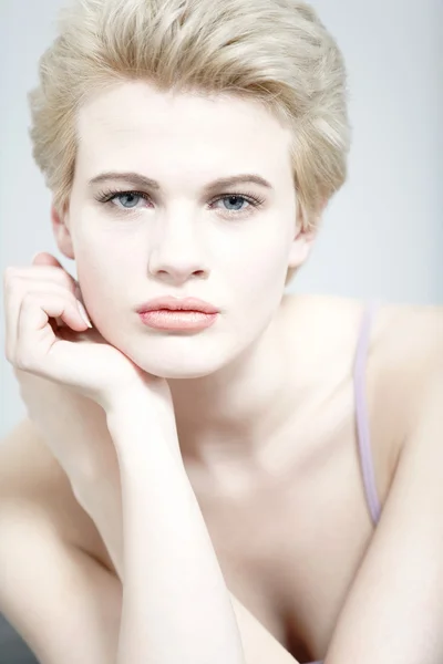Portret van een blonde vrouw — Stockfoto