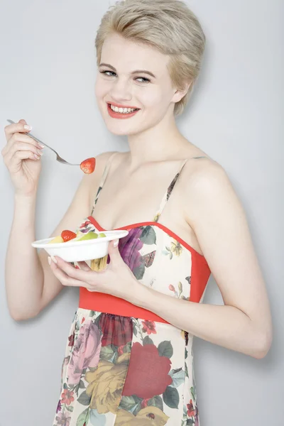 Woman eating fresh fruit — Stock Photo, Image