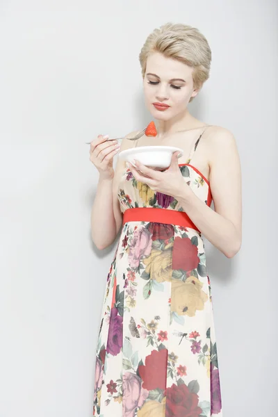 Woman eating fresh fruit — Stock Photo, Image