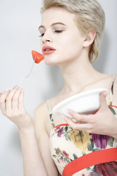 新鮮なフルーツを食べる女性 — ストック写真