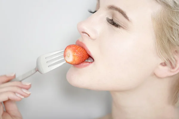 Woman eating fresh fruit — Stock Photo, Image