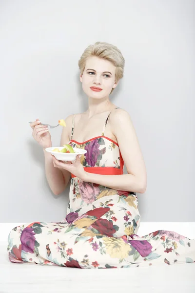 Woman eating fresh fruit — Stock Photo, Image